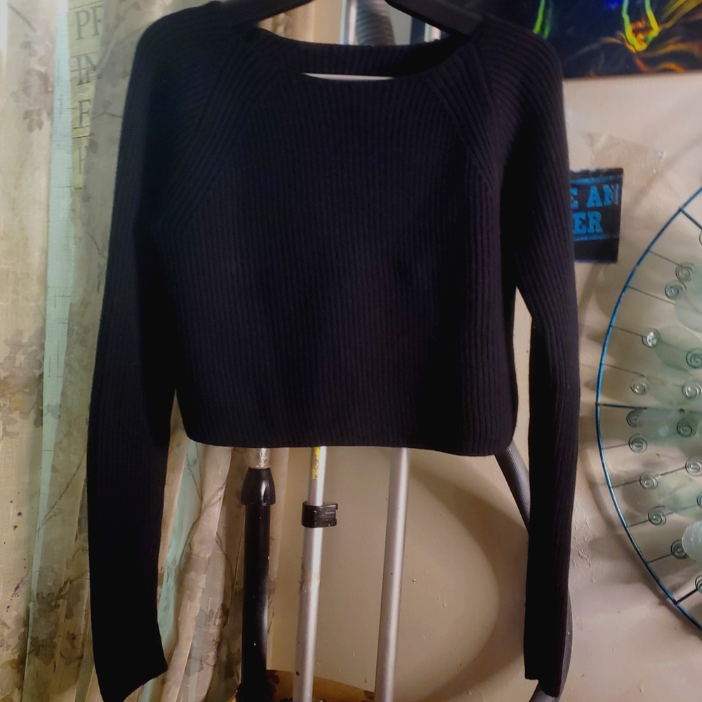 BLACK CROPPED SWEATER